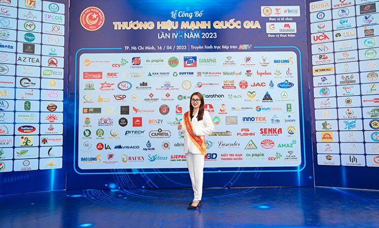 Bà Lê Thùy Dương - CEO NewOcean IMMI nhận giải thưởng